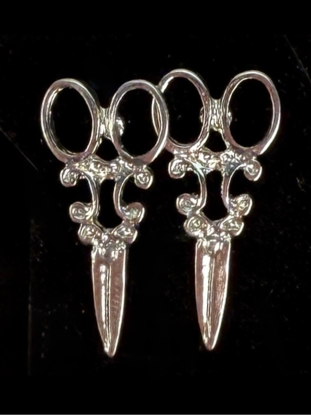 Cute, lightweight, silvertone scissor hairdresser seamstress pierced earrings